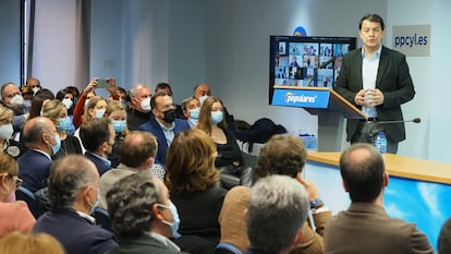 El presidente del PP en funciones de la Junta de Castilla y León, Alfonso Fernández Mañueco, tras reunir a la junta directiva autonómica de su partido este martes.