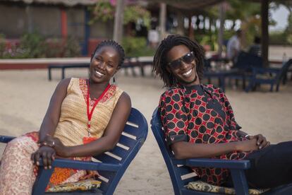 El cineasta guineano Thierno Souleymane Diallo y la productora senegalesa Marie Louise Sarr posan juntos en Saint Louis. Marie Louise se ha interesado en el proyecto de Souleymane, que quiere rescatar del olvido la obra 'Mouramani', un film de 23 minutos realizado por Mamadou Touré en 1953. 'Mouramani' es la primera película guineana y también la primera hecha por un negro africano al sur del Sáhara. "Una película de la que todo el mundo ha oído hablar, pero que nadie ha visto. Quiero recuperar la historia y resolver el misterio, apropiarme de la memoria del pasado para intentar crear una nueva narrativa", asegura el director. Los encuentros Tënk tienen como objetivo poner en contacto a los directores de cine documental con productores y distribuidores que les ayuden a impulsar su proyecto. De estos encuentros salen muchas de las películas que luego veremos en los cines y en los festivales de todo el mundo. 