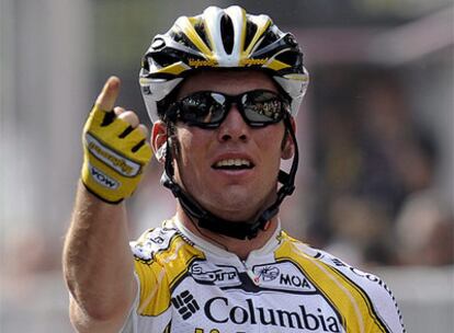 Cavendish celebra su victoria tras cruzar la meta.