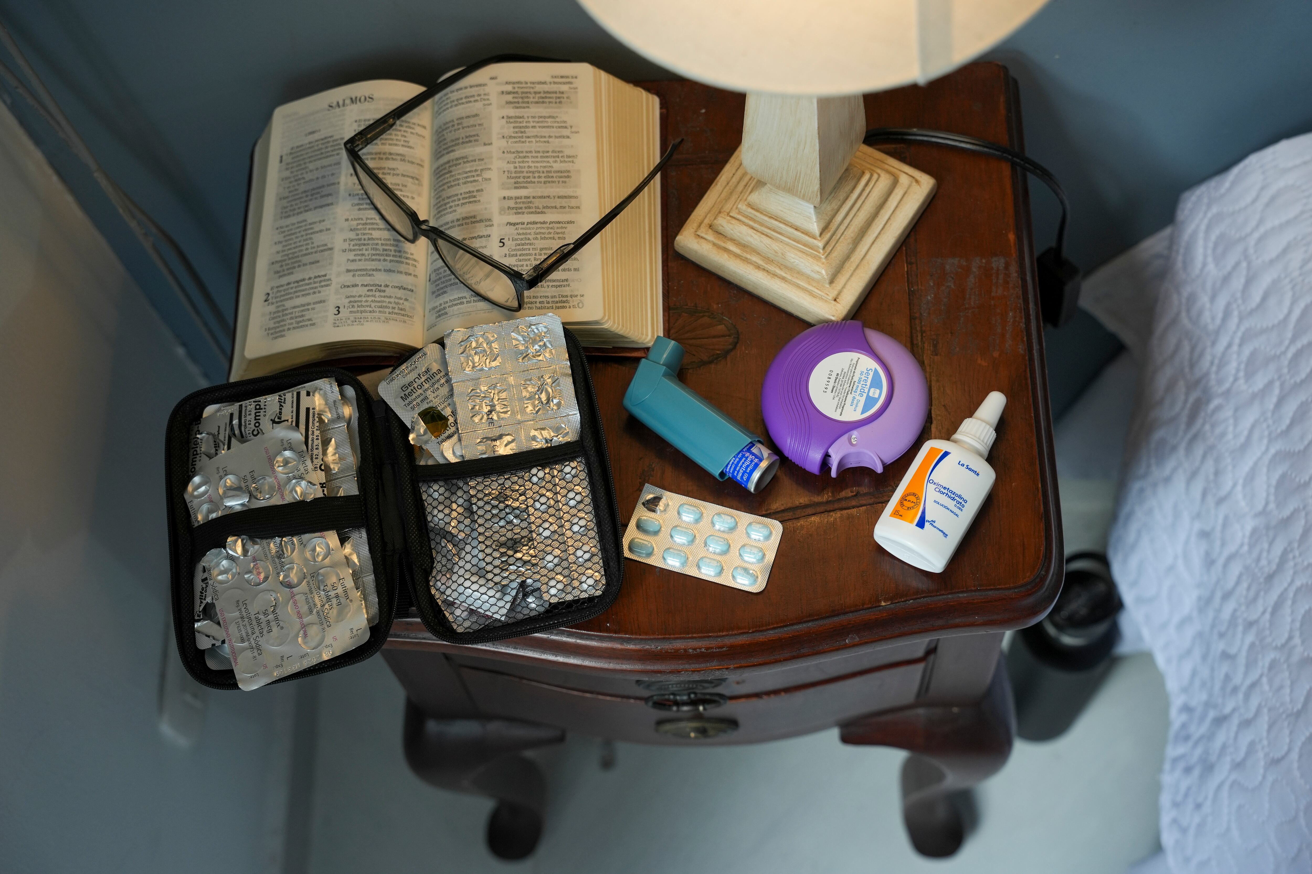 En su mesa de noche, José A. Carranza no solo pone sus medicamentos, sino también la Biblia, que suele leer en las noches.