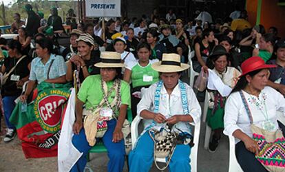 Mujeres hacen un descanso camino al Putumayo.