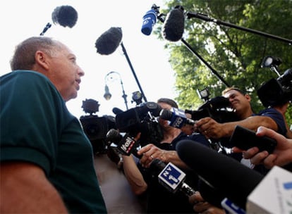 Michael de Vita, una de las víctimas de la estafa de Bernard Madoff, atiende a los medios de comunicación a la entrada del juicio