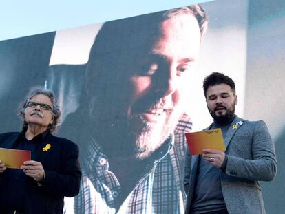 Joan Tardà i Gabriel Rufián, davant una imatge d'Oriol Junqueras aquest dissabte a Barcelona.