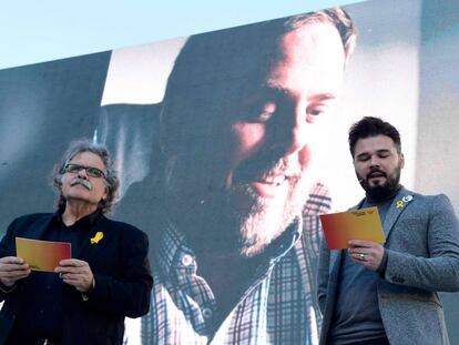 Joan Tardà i Gabriel Rufián, davant una imatge d'Oriol Junqueras aquest dissabte a Barcelona.