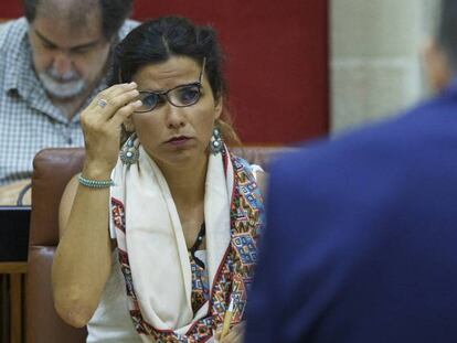 La l&iacute;der de Podemos, Teresa Rodr&iacute;guez, escucha la intervenci&oacute;n de Antonio Maillo (IU), durante su intervenci&oacute;n en la &uacute;ltima sesi&oacute;n de control.