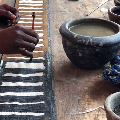 Cada tapiz de AAAA es pintado a mano con lodo fermentado del río Níger.