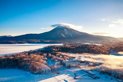 Amanecer en Akan Lake, un lago volcánico en la isla japonesa de Hokkaido.