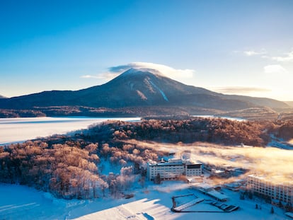 Amanecer en Akan Lake, un lago volcánico en la isla japonesa de Hokkaido.