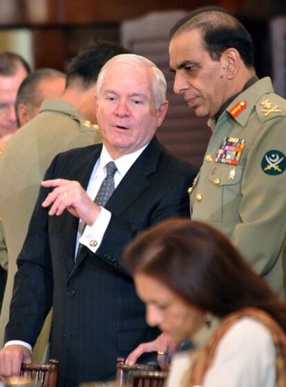 El secretario de Defensa de EE UU, Robert Gates, conversa con el general paquistaní Pervez Kayani, ayer en Washington.