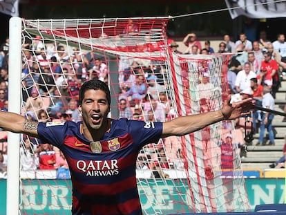 Luis Suárez festeja seu segundo gol contra o Granada.