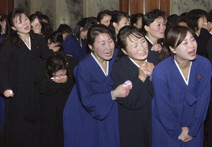 Varias mujeres norcoreanas lloran ante el féretro de Kim Jong-il, líder de Corea del Norte, en Pyongyang, en una imagen difundida por la agencia oficial de noticias norcoreana, 23 de diciembre de 2011.