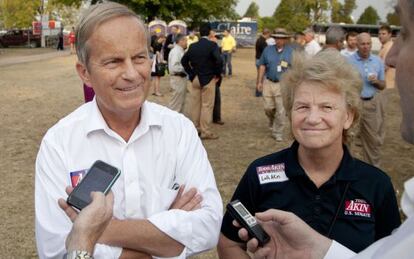 El congresista republicano Todd Akin (Izda.) junto a su mujer Lulli durante un evento en Missouri.