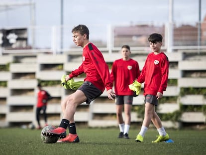 Varios jóvenes de la cantera del Rayo Vallecano, durante un entrenamiento.