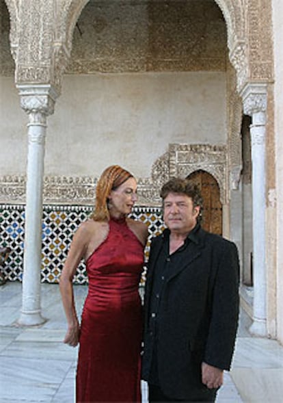 Ute Lemper y Enrique Morente, en el patio de los Arrayanes, durante el rodaje.