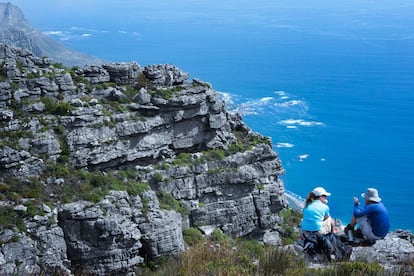 Quienes se atrevan a emprender la ascensión desde Ciudad del Cabo hasta la cumbre de Table Mountain disfrutarán (gratis) de una de las panorámicas más emblemáticas de África. Además, siempre queda la opción de tomar el teleférico para regresar abajo.