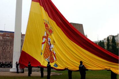 Imagen de un momento del homenaje a la bandera.