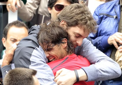 Pau Gasol abraza a Nadal, felicitándole tras la conquista de su séptimo Roland Garros