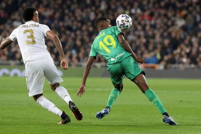 El delantero sueco de la Real Sociedad, Alexander Isak, pelea un balón con el defensa brasileño del Real Madrid Eder Militao.