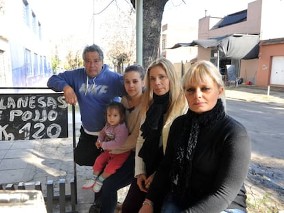 Juan Carlos, María Sol, Elizabeth e Ximena, moradores de Villa Galicia, em Lomas de Zamora.