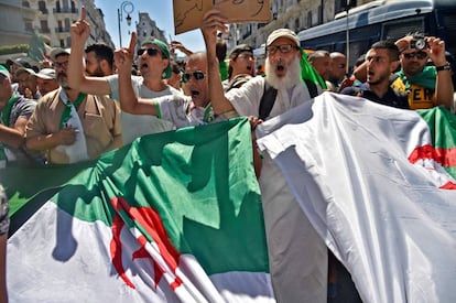 Manifestantes desfilando por las calles de Argel con la bandera argelina