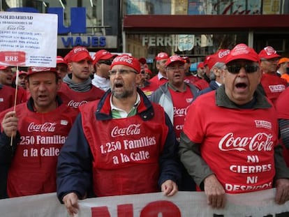 Trabajadores de Coca-Cola protestan ante la sede del PP en Madrid