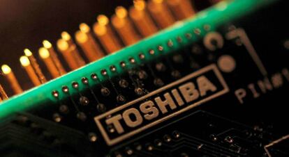 Logo de Toshiba en un circuito impreso.