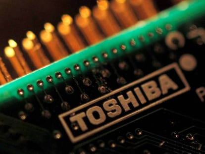 Logo de Toshiba en un circuito impreso.