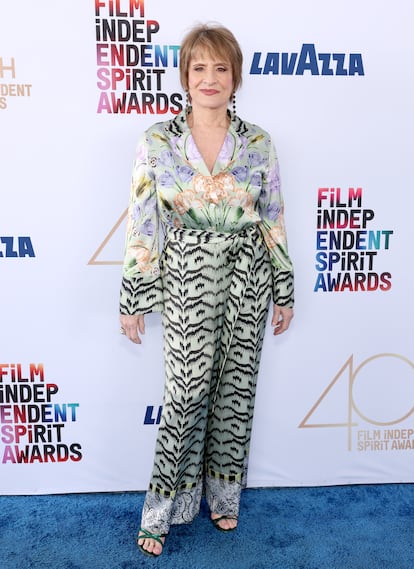 Patti LuPone, nominada por 'Agatha, ?quin si no?', con un conjunto estampado de camisa y pantaln.