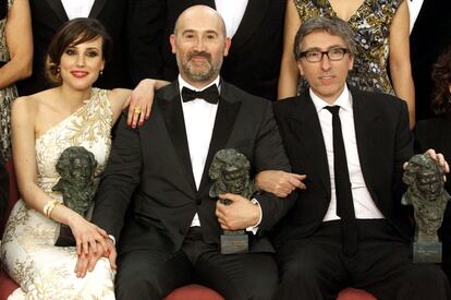 Natalia Molina, Javier Cámara y David Trueba con sus Goyas por la película 'Vivir es fácil con los ojos cerrados'.