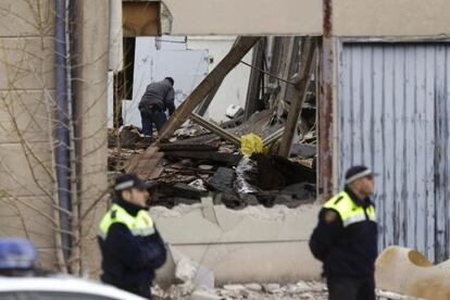 Una persona ha muerto y otras dos han resultado heridas al derrumbarse el techo de una nave industrial abandonada en un polígono industrial de Massanes (Girona).