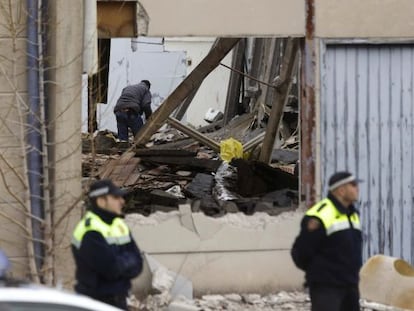 Una persona ha muerto y otras dos han resultado heridas al derrumbarse el techo de una nave industrial abandonada en un polígono industrial de Massanes (Girona).