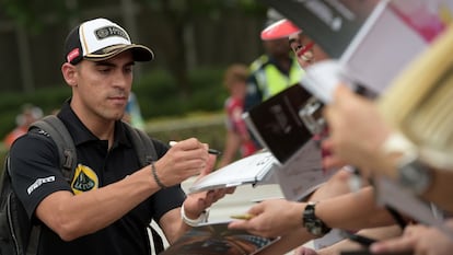 Pastor Maldonado firma aut&oacute;grafos en Singapur en septiembre de 2015.