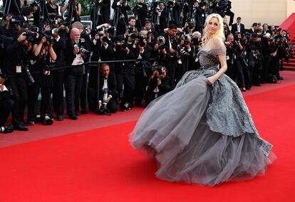 La modelo Adriana Karembeu llega a la alfombra roja para el pase de la película de Alejandro González Iñarritu en Cannes .