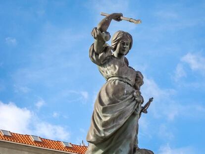 Monumento en honor a María Pita, heroína en la defensa de A Coruña en 1589 contra los corsarios ingleses, en la plaza homónima de la ciudad gallega.