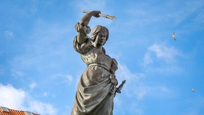 Monumento en honor a María Pita, heroína en la defensa de A Coruña en 1589 contra los corsarios ingleses, en la plaza homónima de la ciudad gallega.