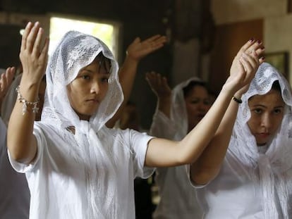 Mujeres filipinas participan en un ritual contra la enfermedad.