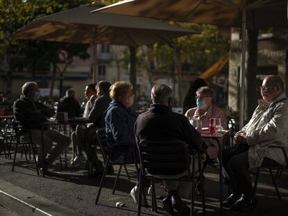 Clientes con mascarilla, en una terraza de Barcelona, este miércoles.