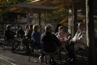 Clientes con mascarilla, en una terraza de Barcelona, este miércoles.