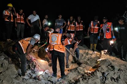 Equipos de rescate emprenden una operación de búsqueda tras el ataque aéreo israelí contra un campamento de tiendas de campaña de palestinos desplazados en la zona de Al Mawasi, de la ciudad de Jan Yunis, en Gaza, este martes 10 de septiembre.