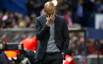 Pep Guardiola, pensativo, durante el partido contra el Atlético.