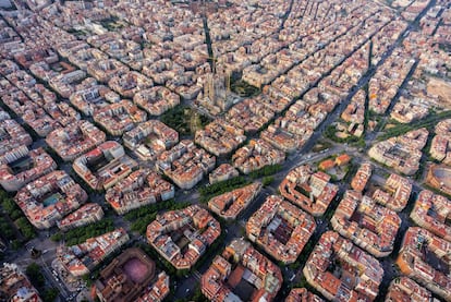Vista aérea del Eixample y La Sagrada Familia de Barcelona.