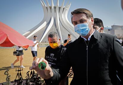 Jair Bolsonaro próximo à Catedral de Brasília, em 23 de agosto.