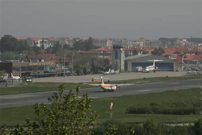 Vista parcial de la pista y de la plataforma de estacionamiento del aeropuerto de Hondarribia.