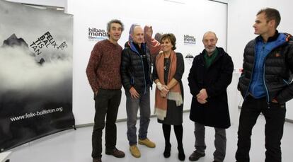 Grupo de participantes en la presentación de la exposición 'Valle de Hushé’ en la sala Rekalde.