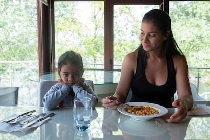 Katerin Duarte y su hija, Arantza, en el comedor del hotel.