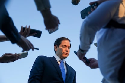 El secretario de Estado de EE UU, Marco Rubio, responde a la prensa a su salidad de Tel Aviv, este martes. 