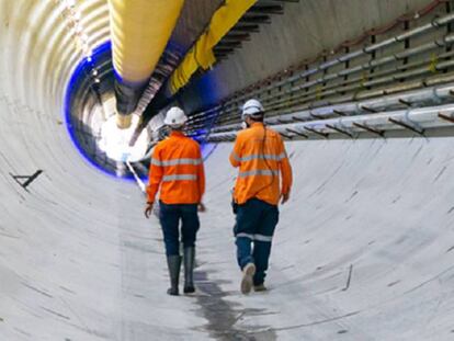 Dos trabajadores de Cimic en una conducción construida por la filial de ACS.