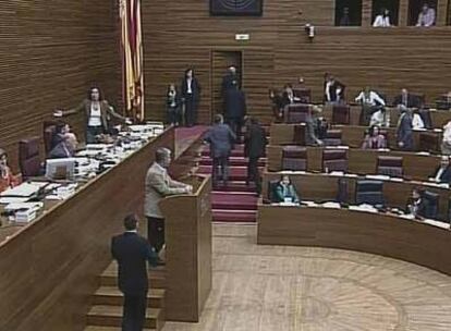 Los diputados socialistas, ayer, en el momento en que comenzaron a abandonar sus escaños en las Cortes.