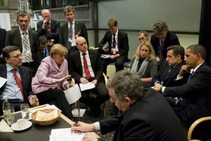 La canciller alemana, Angela Merkel, conversa con el presidente de Estados Unidos, Barack Obama, durante una reunión en el marco de la cumbre de Copenhague en diciembre de 2009.