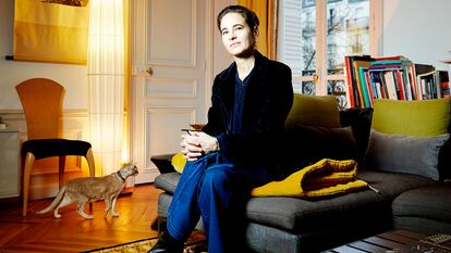 Laurence Debray, escritora, autora de 'Mi rey caído', el libro biográfico del emérito, fotografiada en casa en París en enero de 2022. 